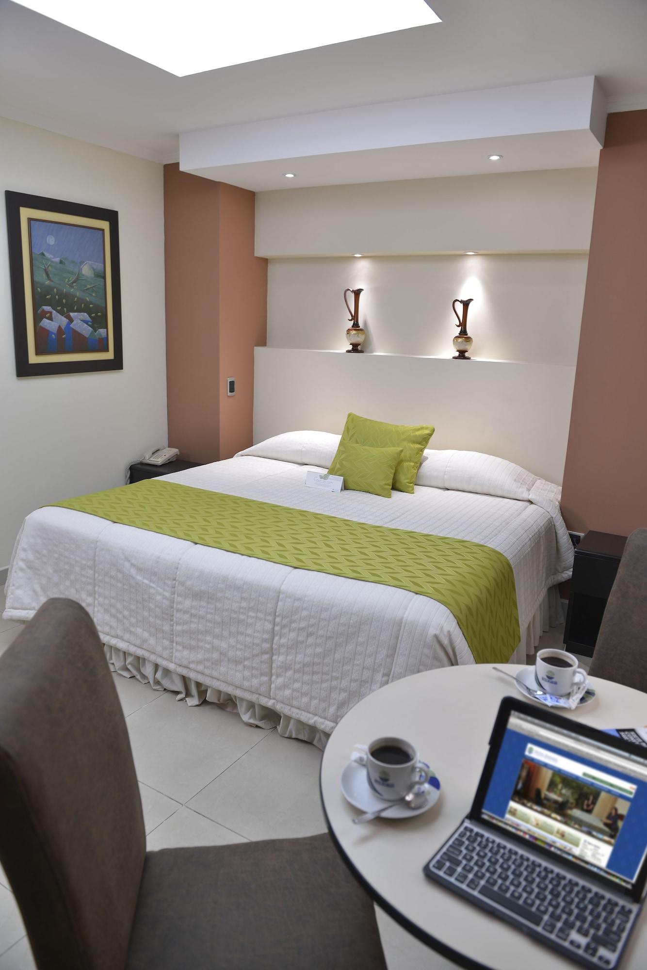 Hotel Ramada Гуаякуил Екстериор снимка