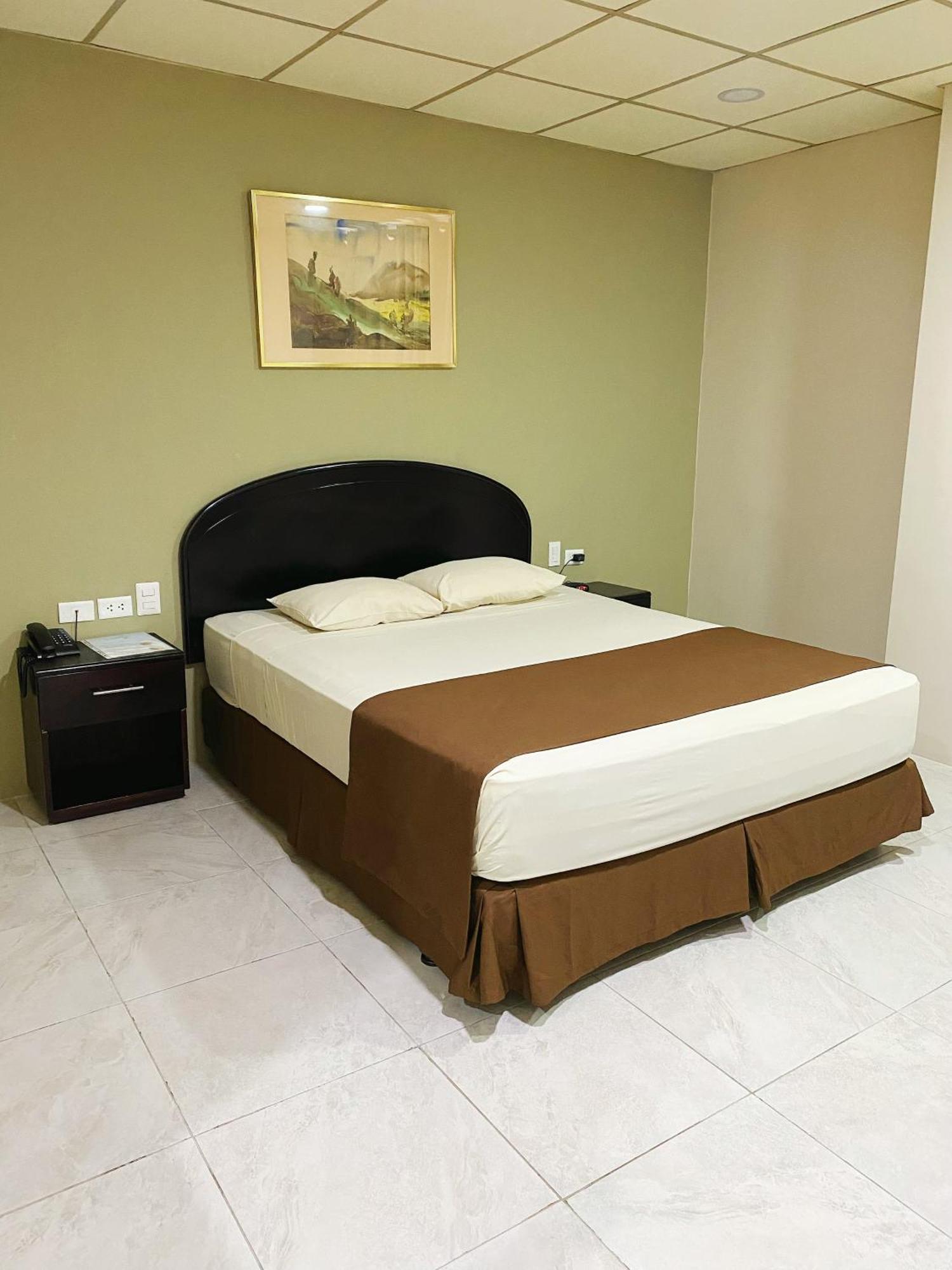 Hotel Ramada Гуаякуил Екстериор снимка