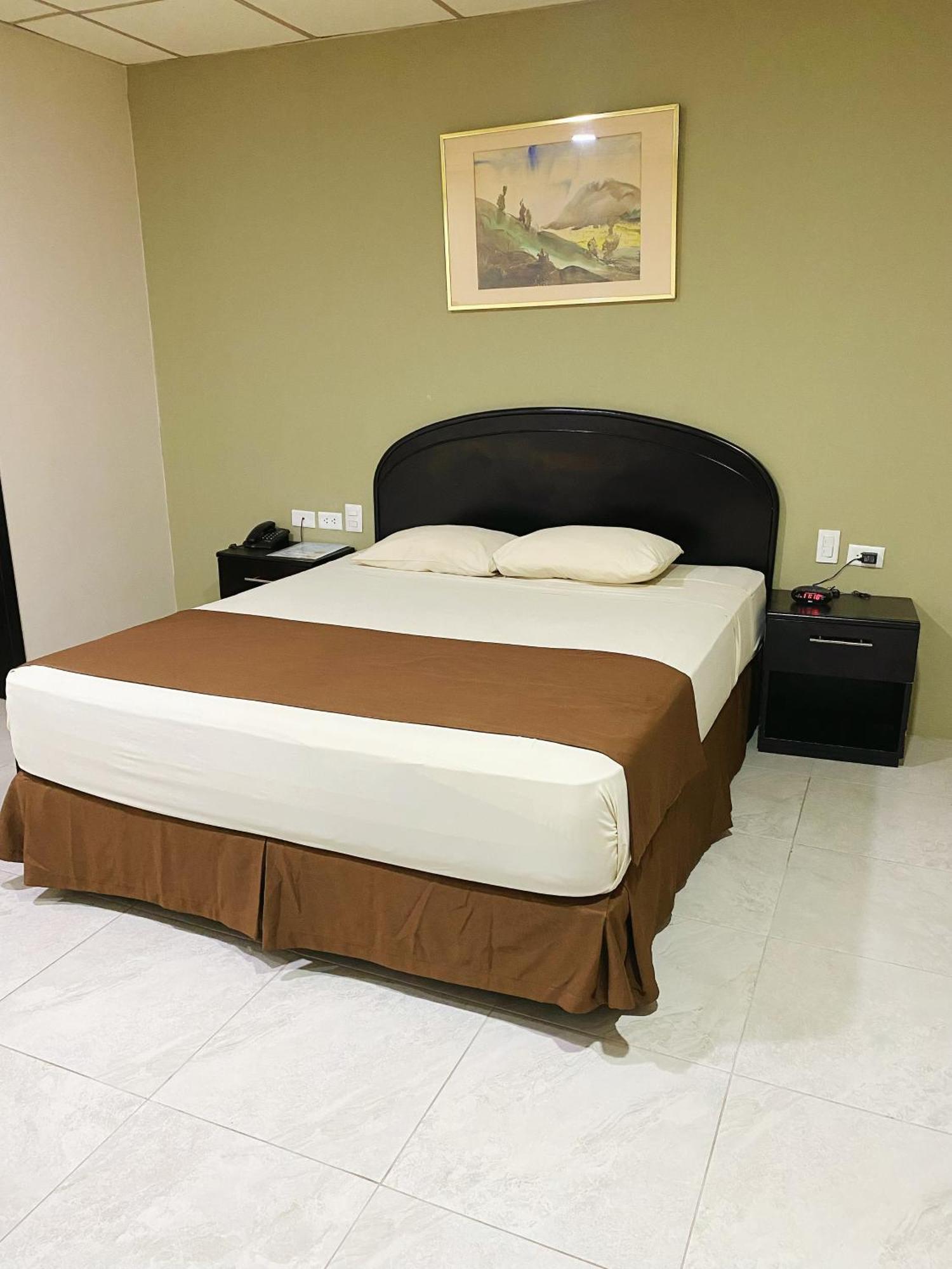 Hotel Ramada Гуаякуил Екстериор снимка