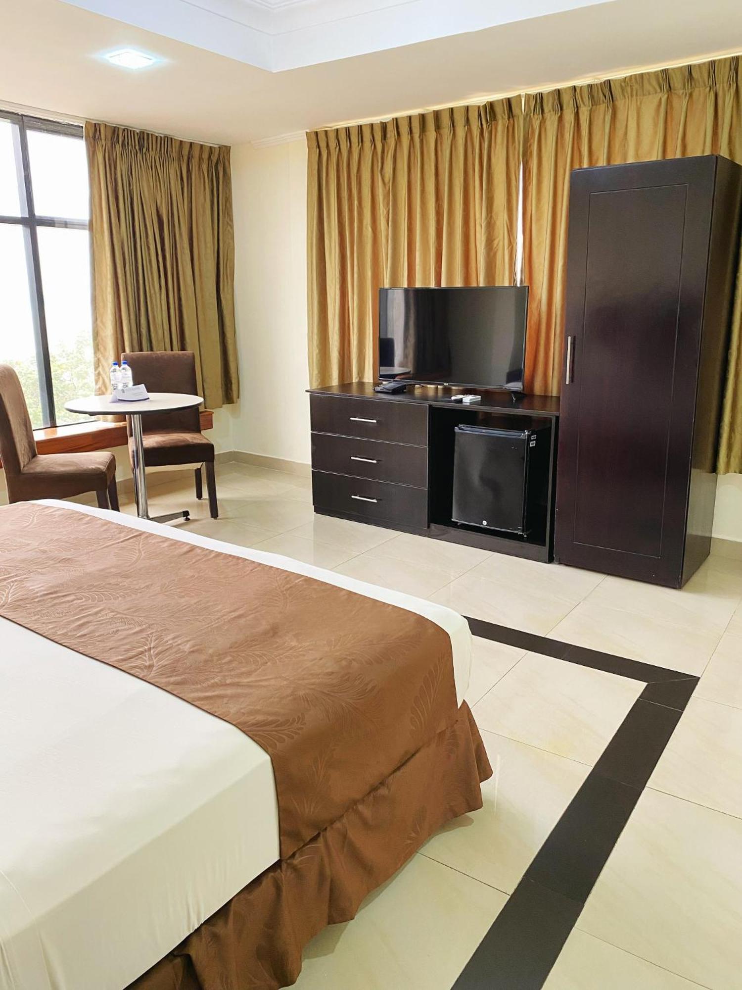 Hotel Ramada Гуаякуил Екстериор снимка
